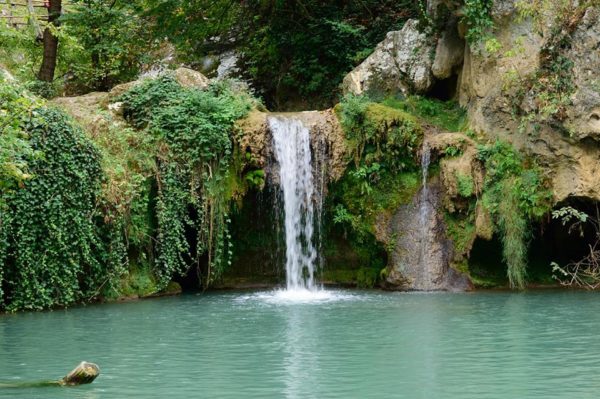 cascada-cu-apa-smarald-Kaya-Bunar-Bulgaria-600x399.jpg