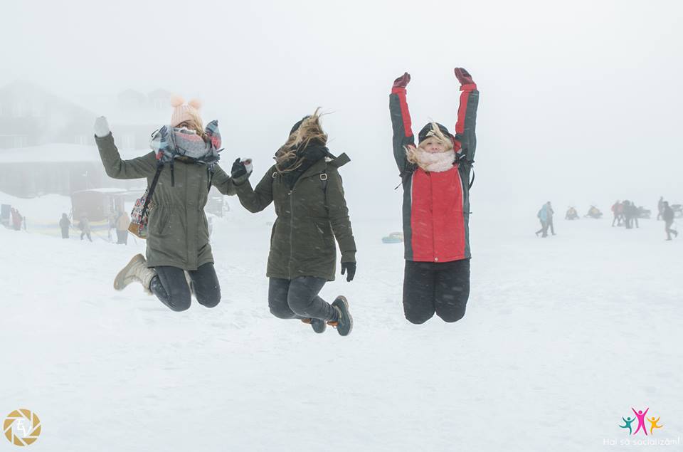 turistii-hai-sa-socializam-fericiti-la-hotelul-de-gheata-balea-lac.jpg