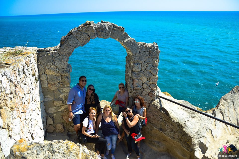 grupul-hai-sa-socializam-la-poarta-sufeltului-cap-Kaliakra-Bulgaria.jpg (161 KB)