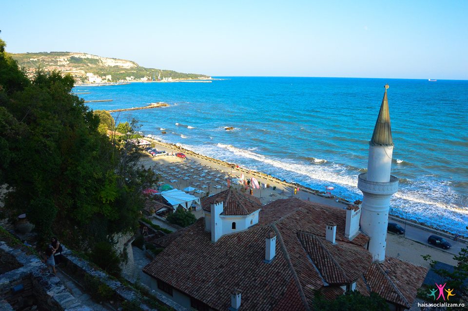 priveliste-de-sus-asupra-castelului-Reginei-Maria-de-la-Balcic-Bulgaria.jpg (126 KB)