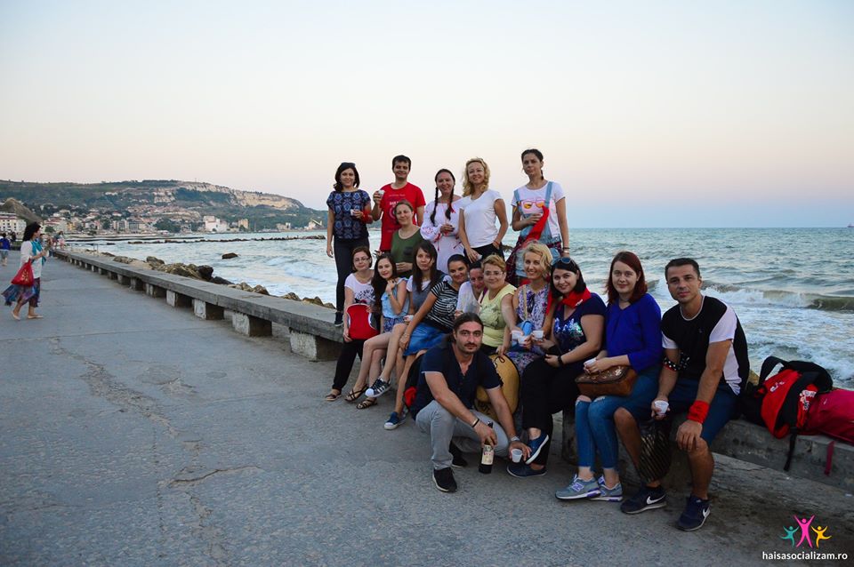 socializare-la-un-pahar-de-vin-Ducesa-pe-faleza-din-Balcic.jpg (92 KB)