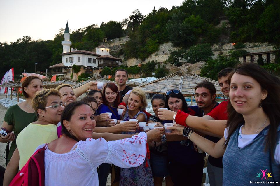 socializare-la-un-pahar-de-vin-la-poalele-castelului-Reginei-Maria-de-la-Balcic.jpg (97 KB)